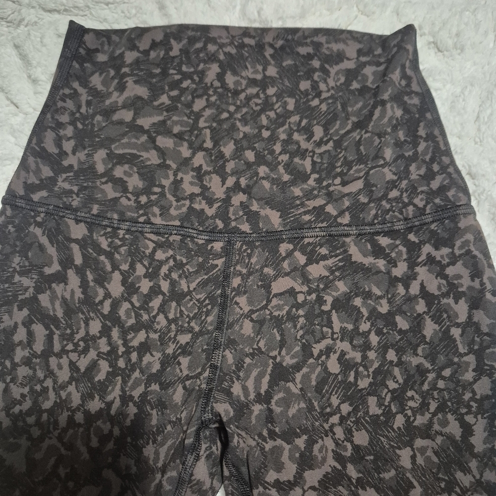 lululemon athletica Black and Brown Camo Patterned Bike Shorts..size:4 - Picture 4 of 11